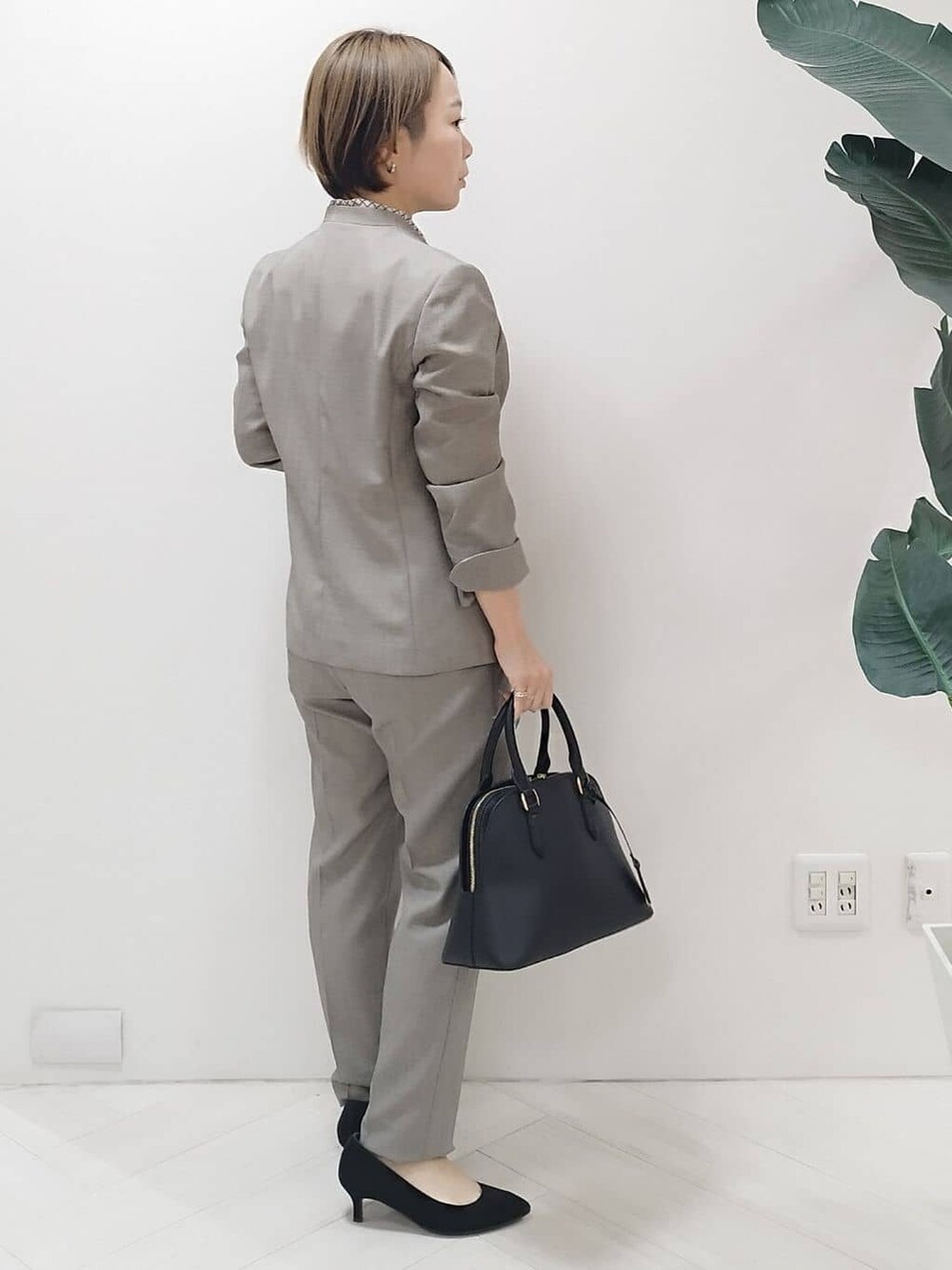 ベージュ系のノーカラージャケット、ホワイト系のシャツ/ブラウス、ベージュ系のその他パンツを着用したレディースの冬コーディネートの4枚目の写真