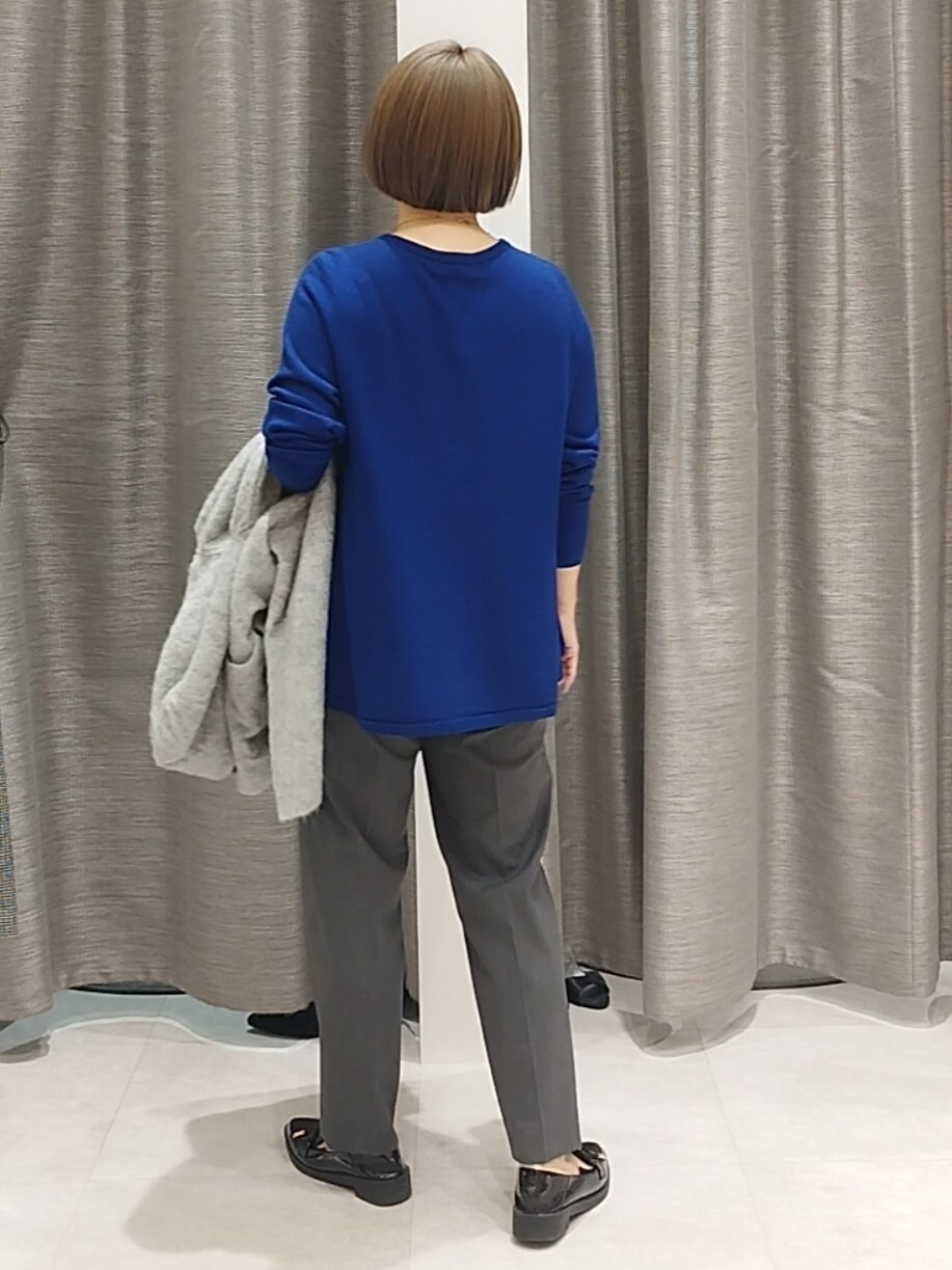 ブルー系のニット/セーター、グレー系のその他パンツ、グレー系のカーディガン/ボレロを着用したレディースの秋コーディネートの6枚目の写真