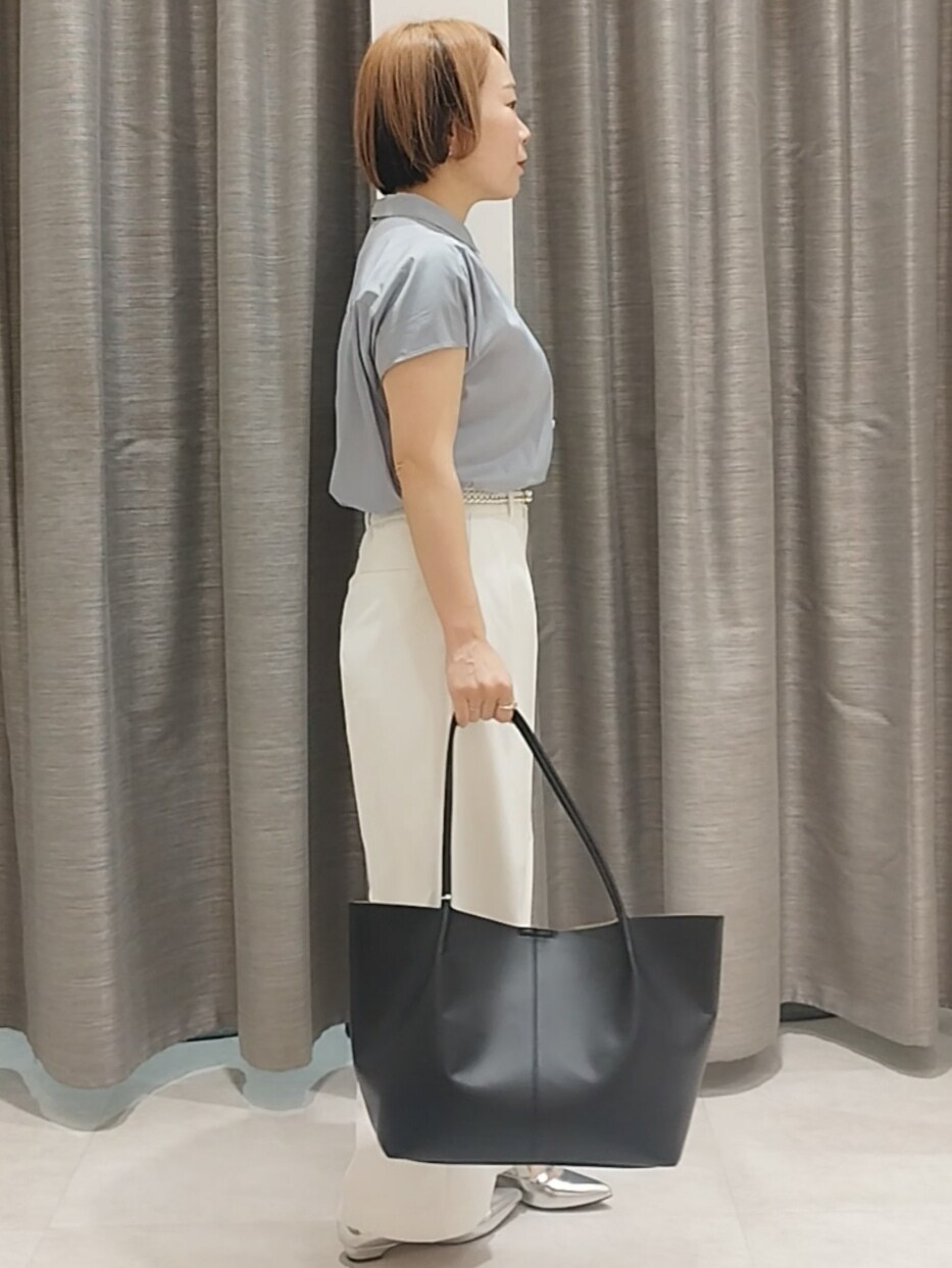 シルバー系のその他シューズ、ホワイト系のその他パンツ、ブルー系のシャツ/ブラウスを着用したレディースの春コーディネートの5枚目の写真
