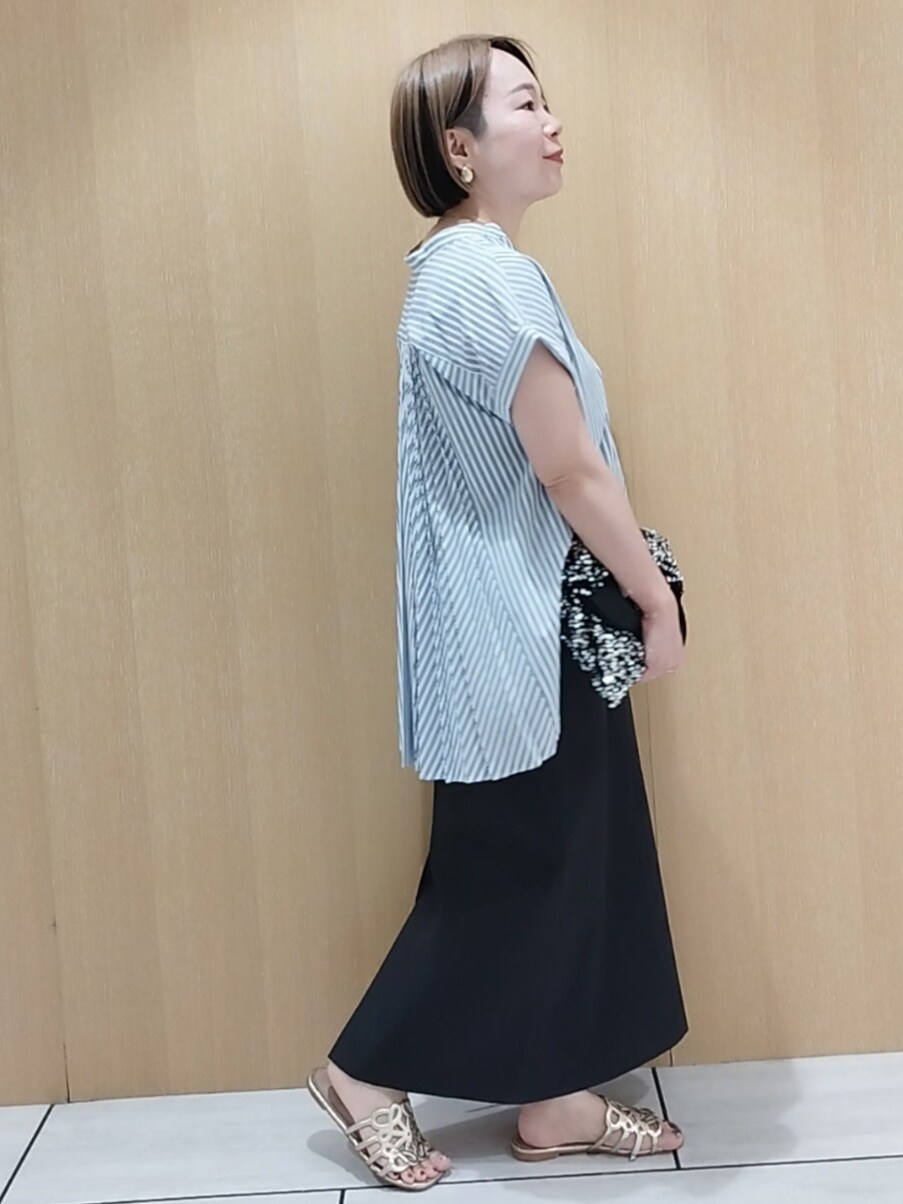 ブルー系のシャツ/ブラウス、ブラック系のタンクトップ、ブラック系のスカートを着用したレディースの夏コーディネートの3枚目の写真