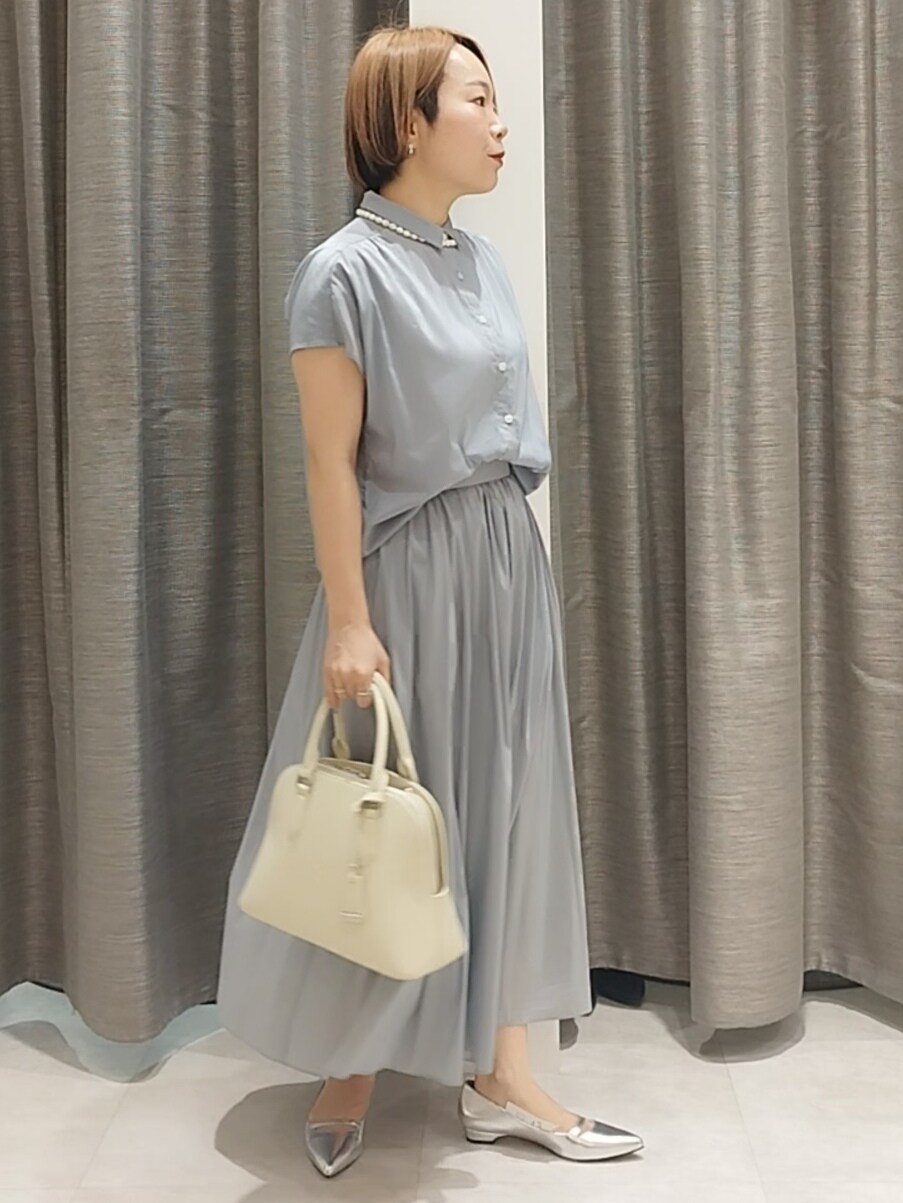 ブラック系のシャツ/ブラウス、ベージュ系のハンドバッグ、ベージュ系のトートバッグを着用したレディースの春コーディネートの6枚目の写真