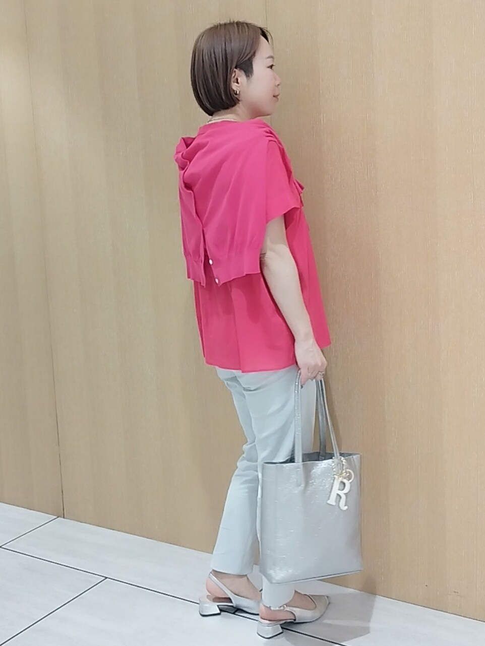 ピンク系のTシャツ/カットソー、グレー系のその他パンツ、シルバー系のトートバッグを着用したレディースの春コーディネートの4枚目の写真
