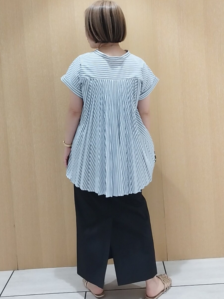 ブルー系のシャツ/ブラウス、ブラック系のタンクトップ、ブラック系のスカートを着用したレディースの夏コーディネートの7枚目の写真