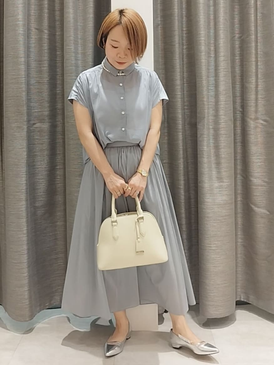 ブラック系のシャツ/ブラウス、ベージュ系のハンドバッグ、ベージュ系のトートバッグを着用したレディースの春コーディネートの2枚目の写真