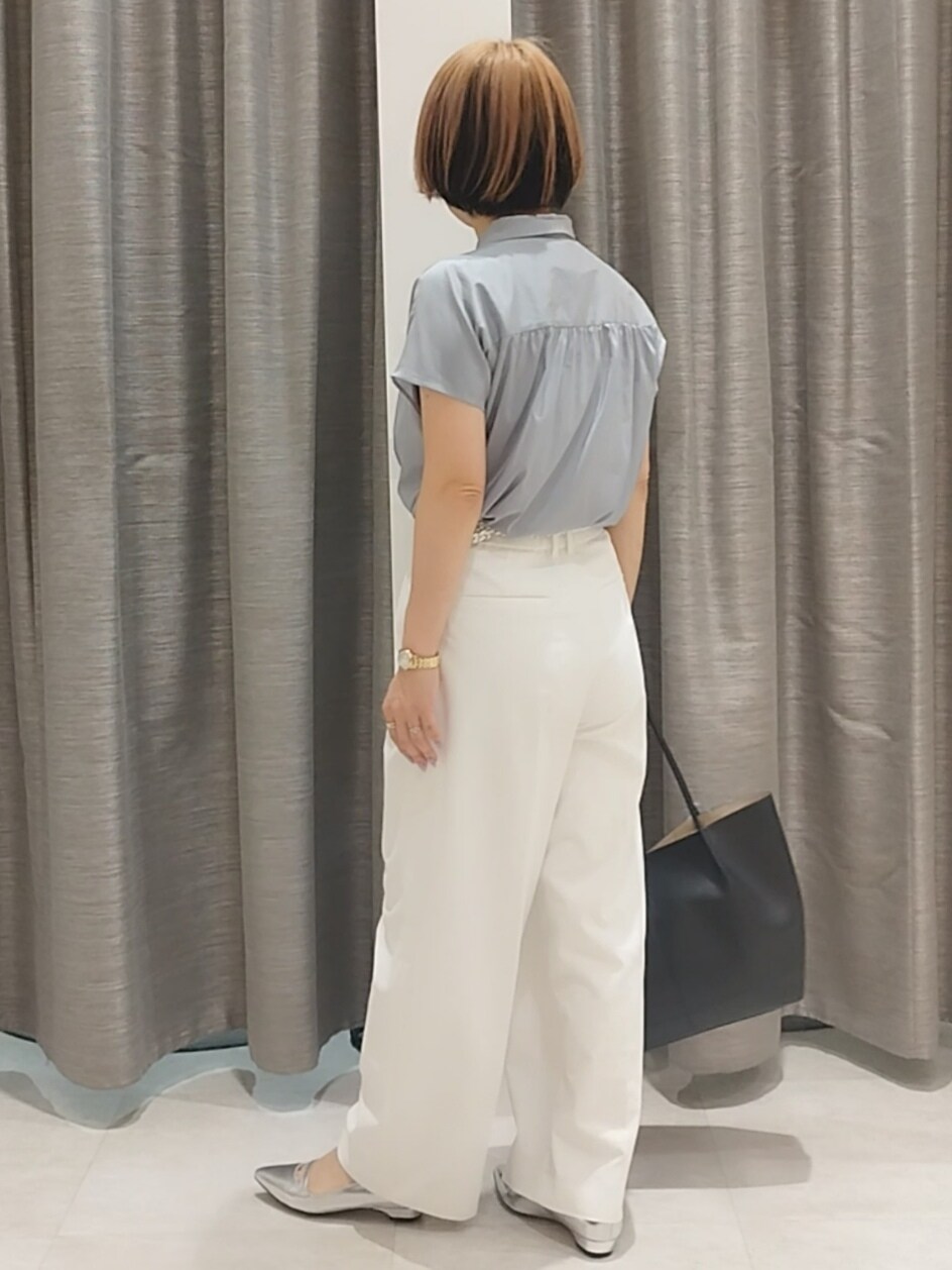 シルバー系のその他シューズ、ホワイト系のその他パンツ、ブルー系のシャツ/ブラウスを着用したレディースの春コーディネートの8枚目の写真