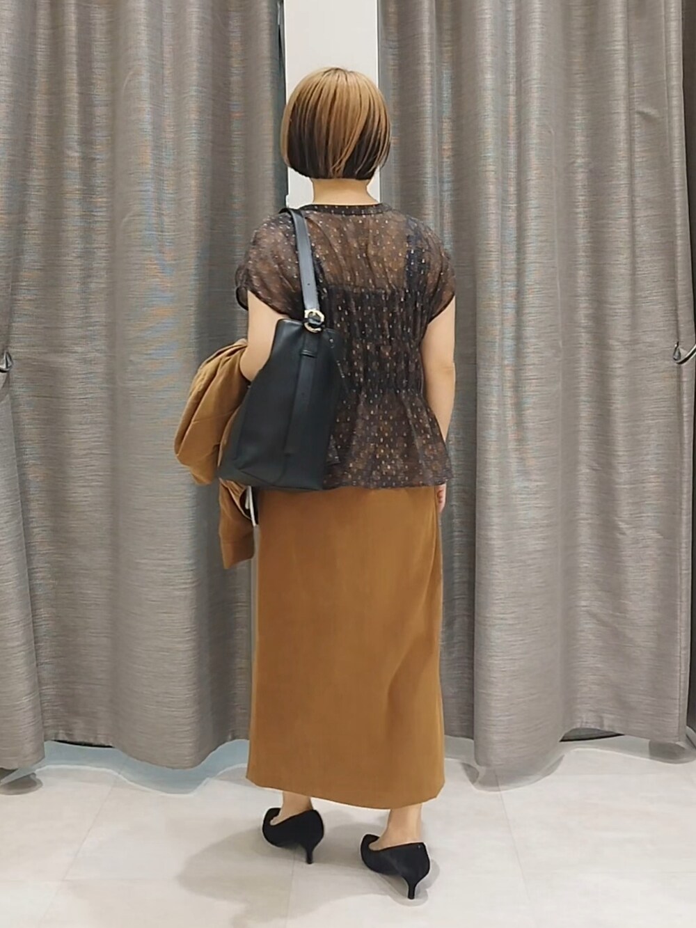 ブラウン系のシャツ/ブラウス、イエロー系のスカート、イエロー系のブルゾンを着用したレディースの秋コーディネートの6枚目の写真