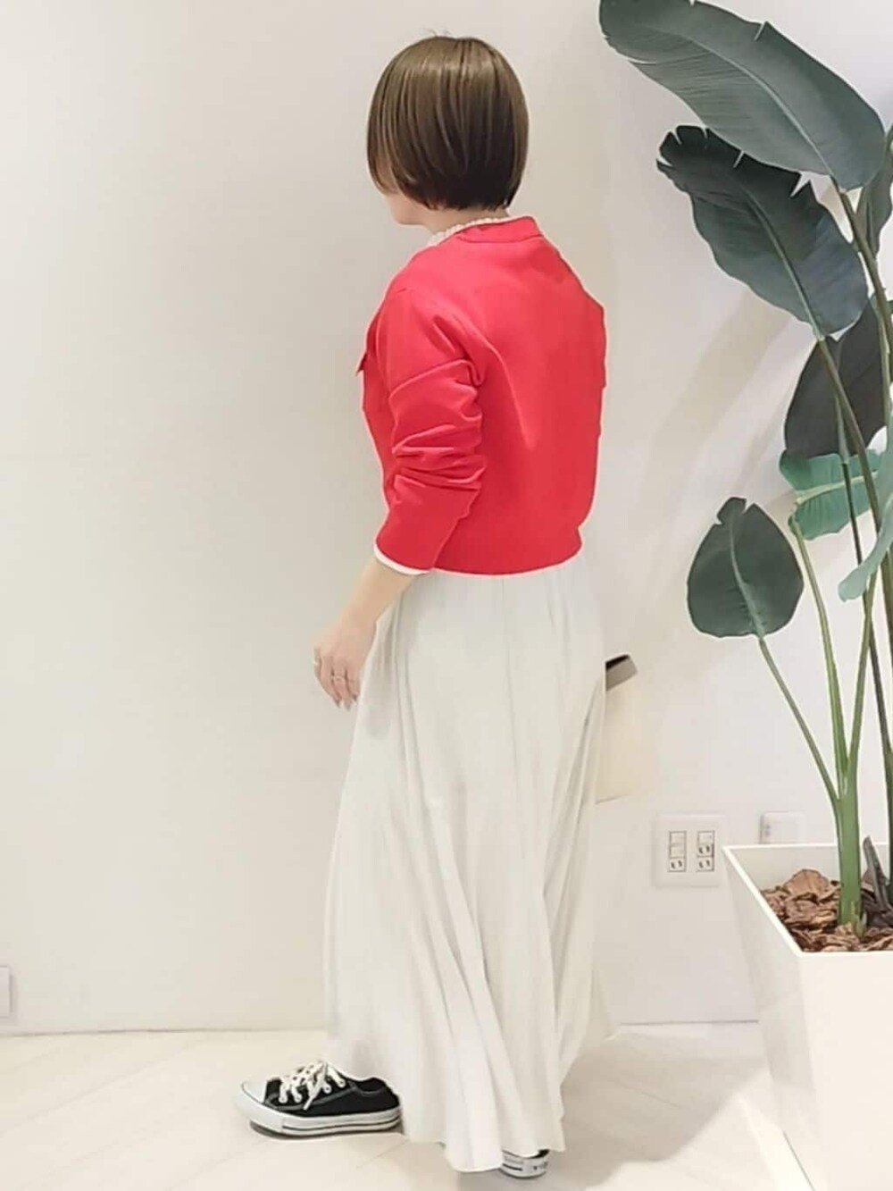 レッド系のカーディガン/ボレロ、ホワイト系のシャツ/ブラウス、ベージュ系のスカートを着用したレディースの春コーディネートの7枚目の写真