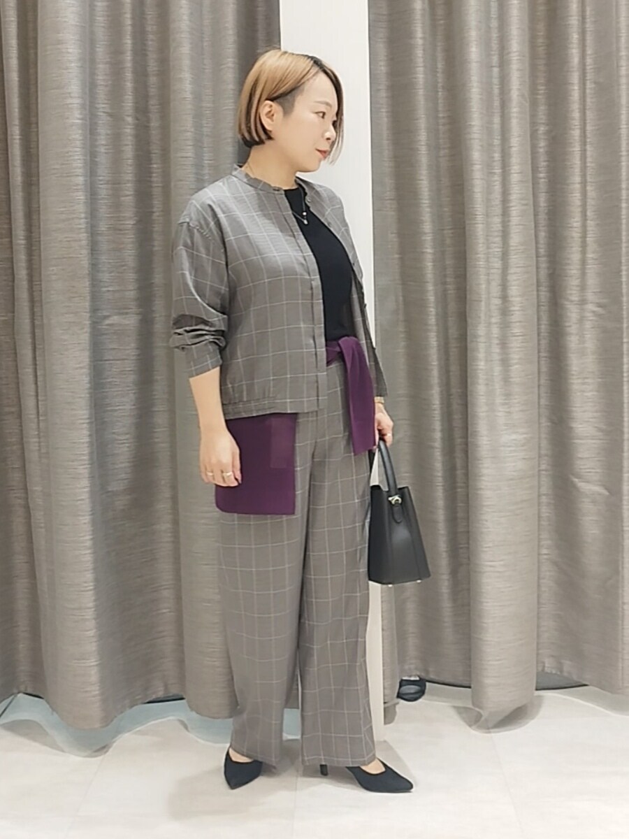 ブラック系のニット/セーター、ブラウン系のその他パンツ、パープル系のカーディガン/ボレロを着用したレディースの秋コーディネートの3枚目の写真