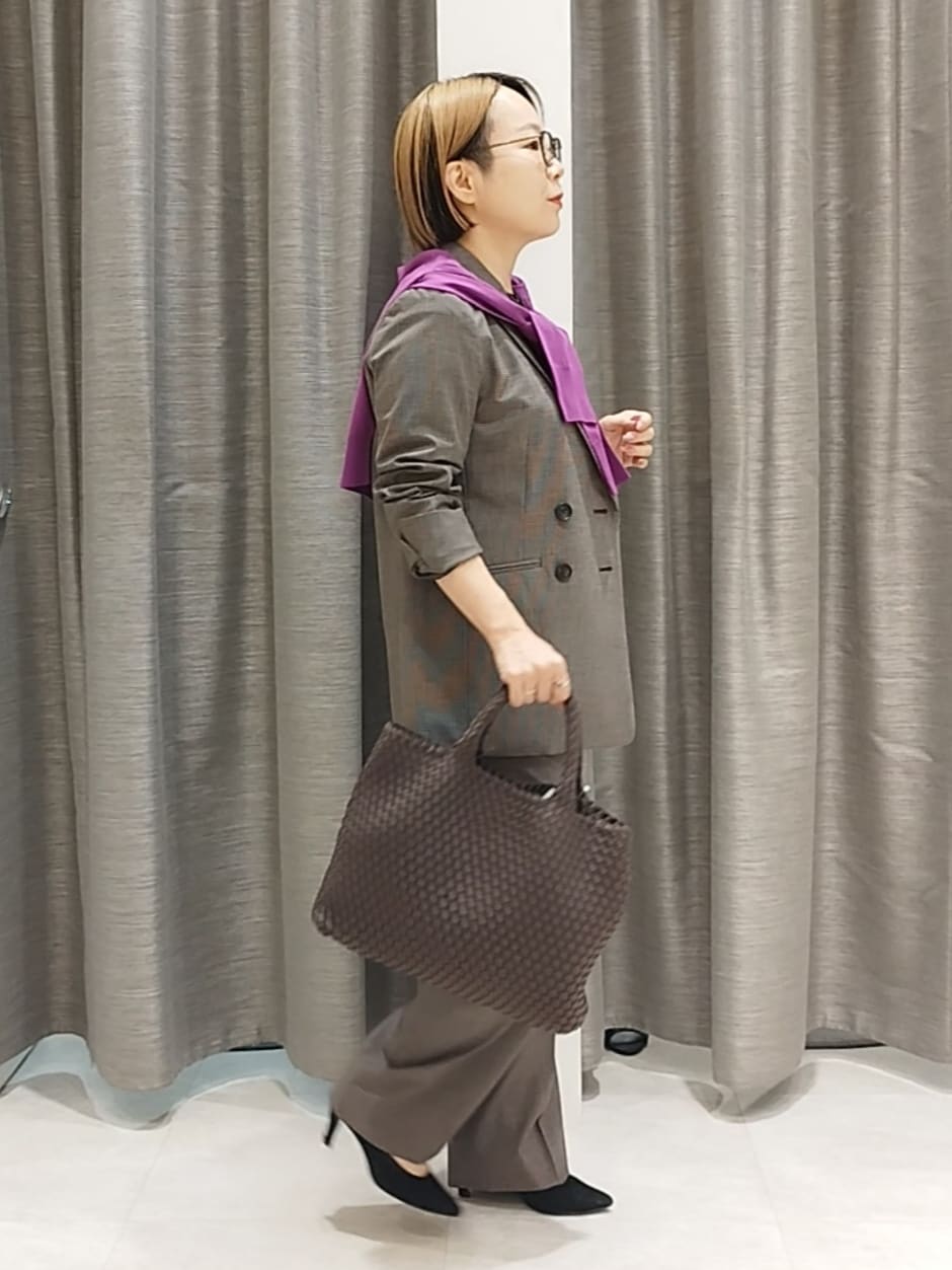 ベージュ系のテーラードジャケット、ブラック系のニット/セーター、ベージュ系のその他パンツを着用したレディースの秋コーディネートの4枚目の写真