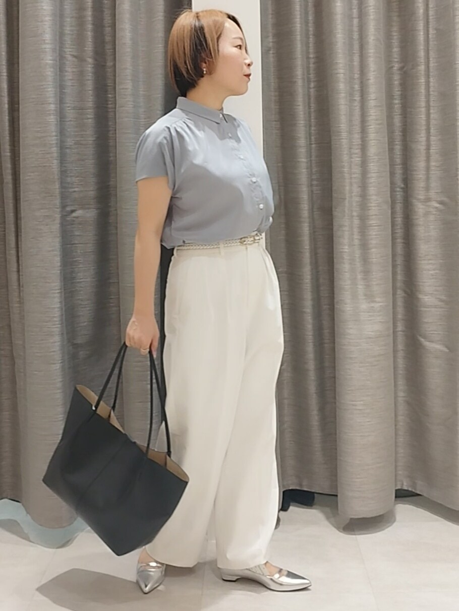 シルバー系のその他シューズ、ホワイト系のその他パンツ、ブルー系のシャツ/ブラウスを着用したレディースの春コーディネートの4枚目の写真
