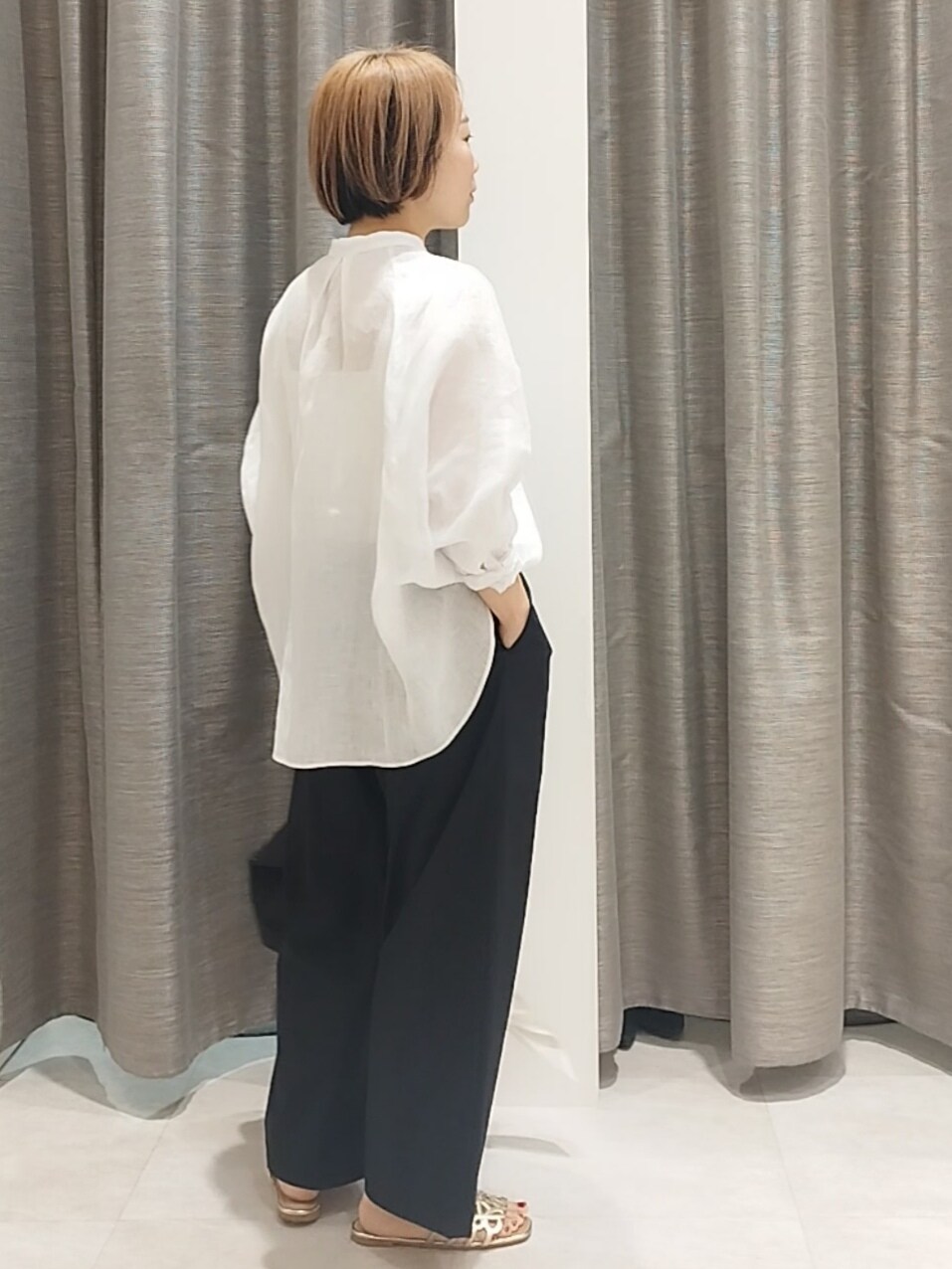 ブラック系のトートバッグ、ブラック系のその他パンツ、グレー系のバンダナ/スカーフを着用したレディースの春コーディネートの5枚目の写真