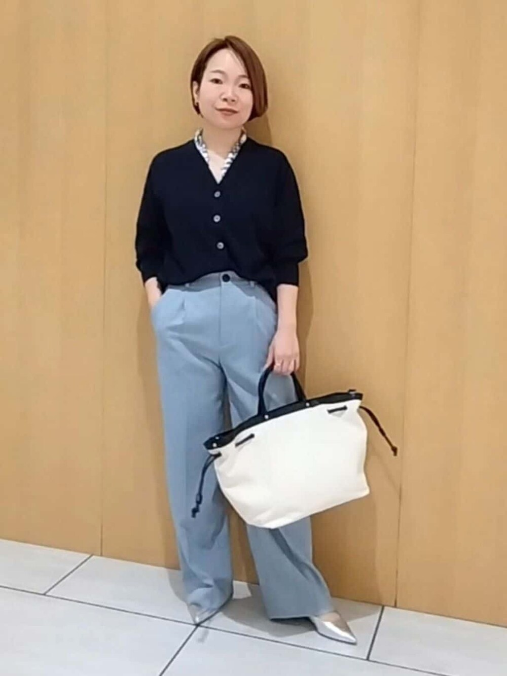 ブルー系のカーディガン/ボレロ、ブルー系のその他パンツを着用したレディースの春コーディネートの3枚目の写真