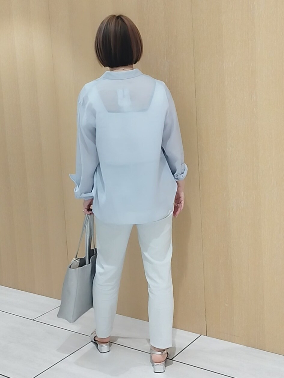 ホワイト系のタンクトップ、ピンク系のTシャツ/カットソー、グレー系のその他パンツを着用したレディースの春コーディネートの7枚目の写真