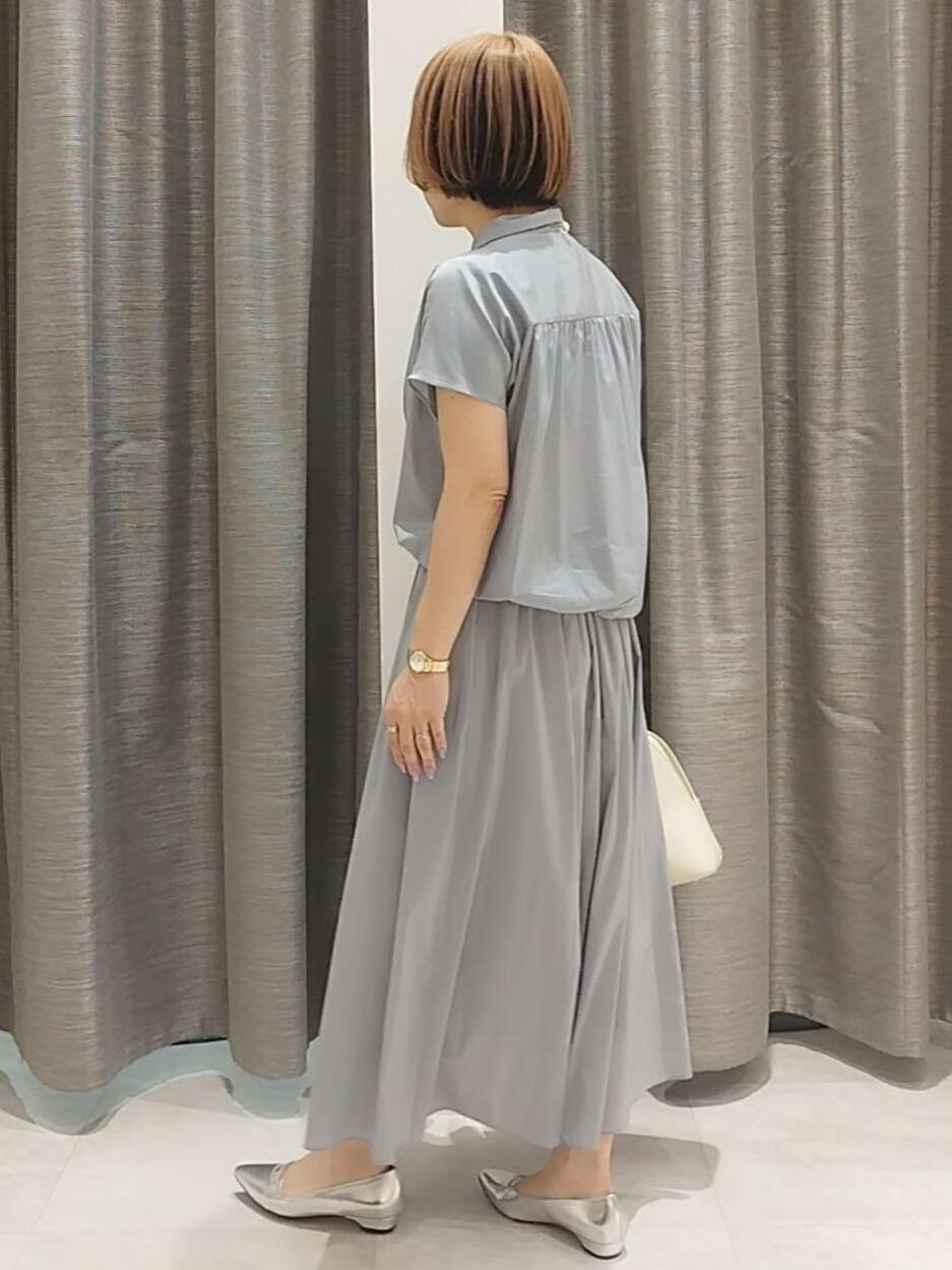 ブラック系のシャツ/ブラウス、ベージュ系のハンドバッグ、ベージュ系のトートバッグを着用したレディースの春コーディネートの8枚目の写真
