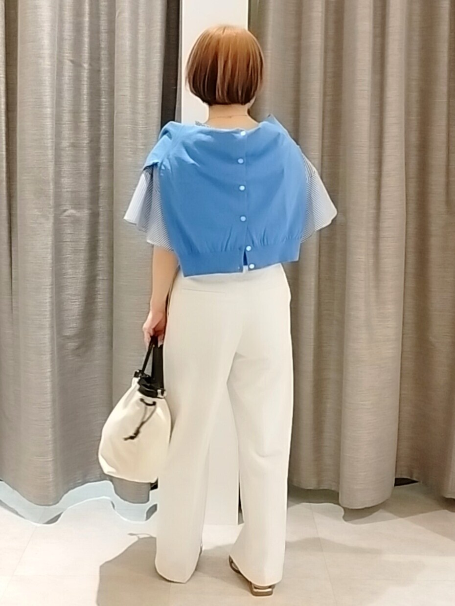 ホワイト系のその他パンツ、ブルー系のカーディガン/ボレロ、ベージュ系のトートバッグを着用したレディースの春コーディネートの7枚目の写真