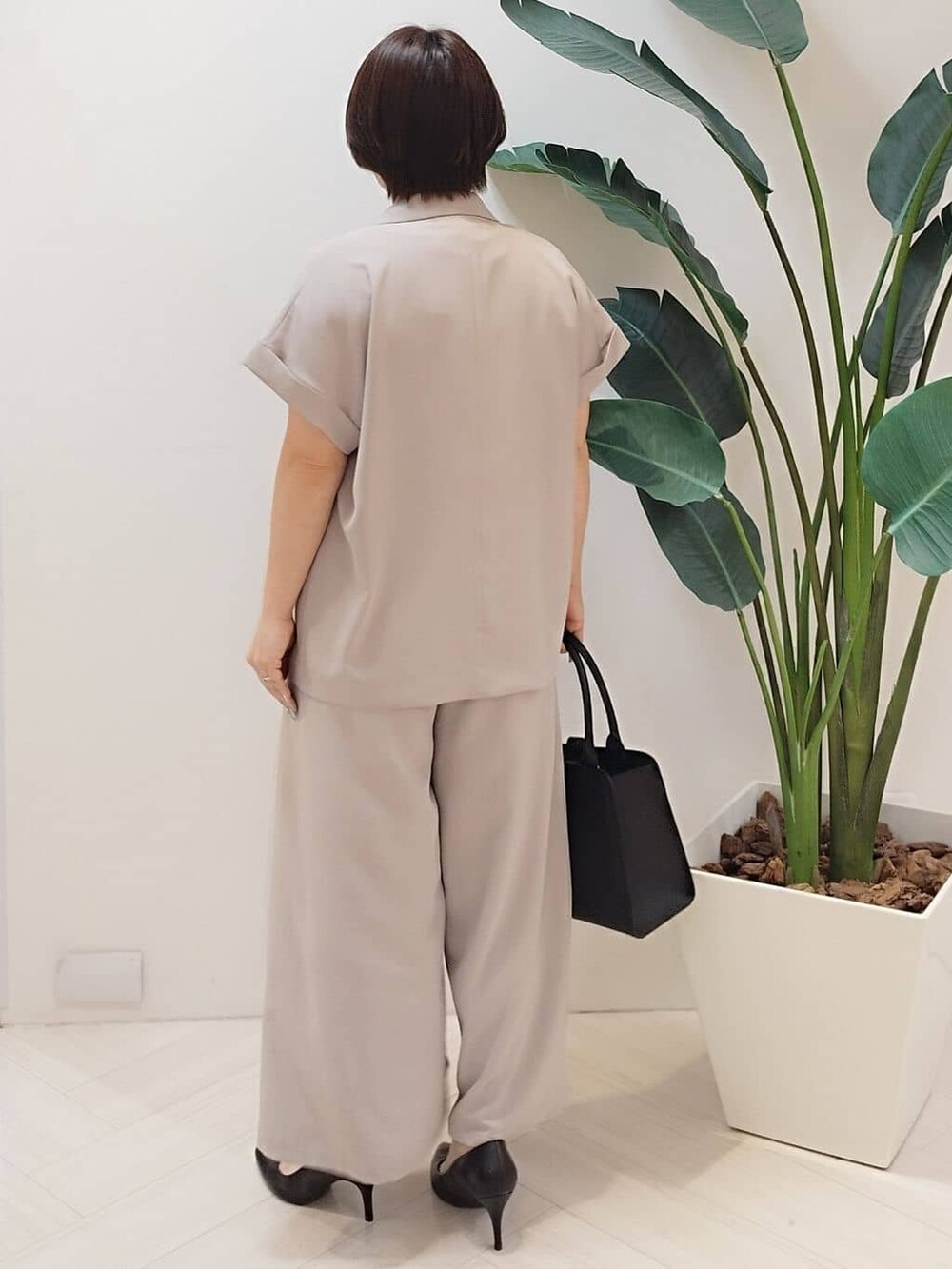 ベージュ系のテーラードジャケット、ブラック系のTシャツ/カットソー、ベージュ系のその他パンツを着用したレディースの夏コーディネートの7枚目の写真