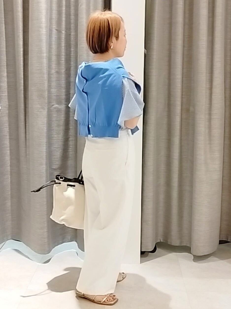 ホワイト系のその他パンツ、ブルー系のカーディガン/ボレロ、ベージュ系のトートバッグを着用したレディースの春コーディネートの6枚目の写真
