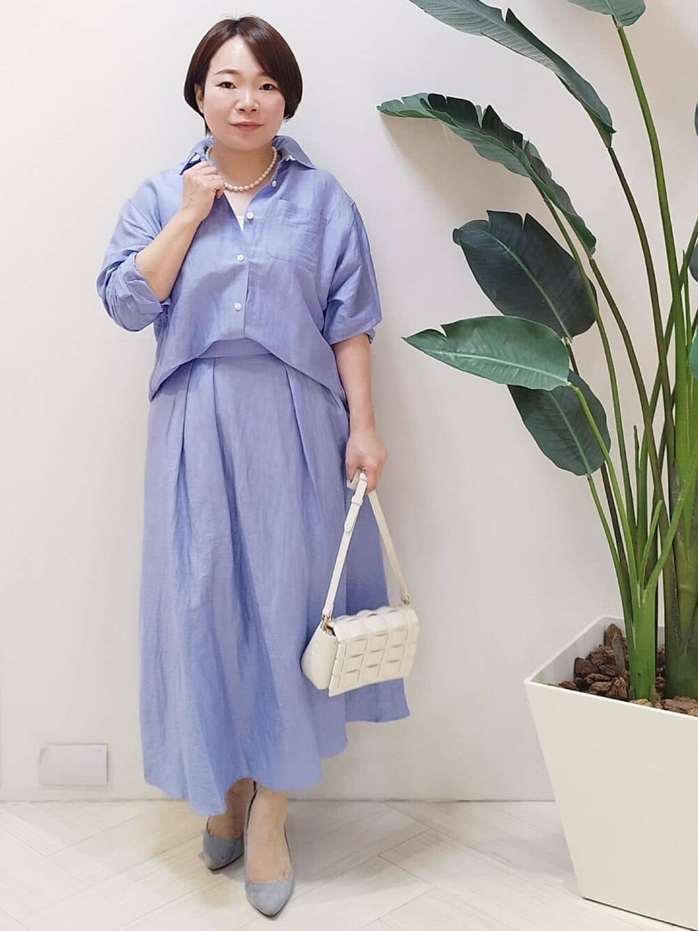 ブルー系のシャツ/ブラウス、ブルー系のスカート、ホワイト系のタンクトップを着用したレディースの夏コーディネートの2枚目の写真