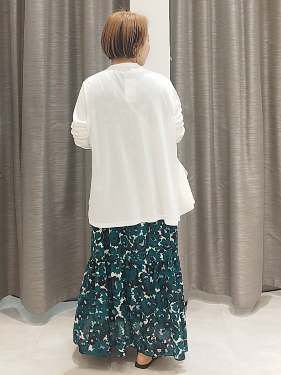 ホワイト系のカーディガン/ボレロ、ホワイト系のショルダーバッグを着用したレディースの春コーディネートの3枚目の写真