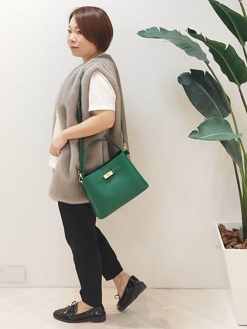 ベージュ系のベスト、ホワイト系のTシャツ/カットソー、ブラック系のその他パンツを着用したレディースの秋コーディネートの4枚目の写真