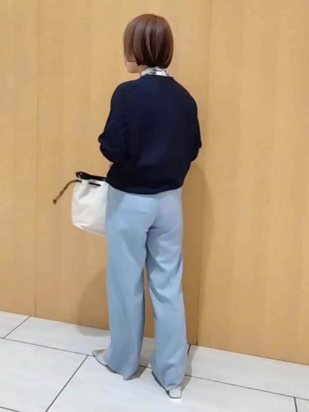 ブルー系のカーディガン/ボレロ、ブルー系のその他パンツを着用したレディースの春コーディネートの6枚目の写真