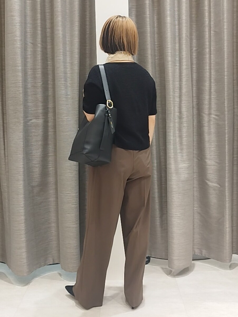 ブラック系のニット/セーター、ブラウン系のその他パンツを着用したレディースの秋コーディネートの9枚目の写真