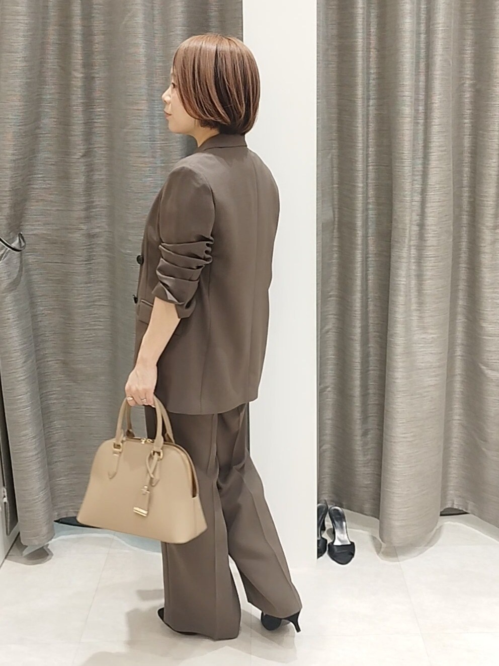 ホワイト系のシャツ/ブラウス、ブラウン系のハンドバッグ、ブラウン系のその他パンツを着用したレディースの春コーディネートの5枚目の写真