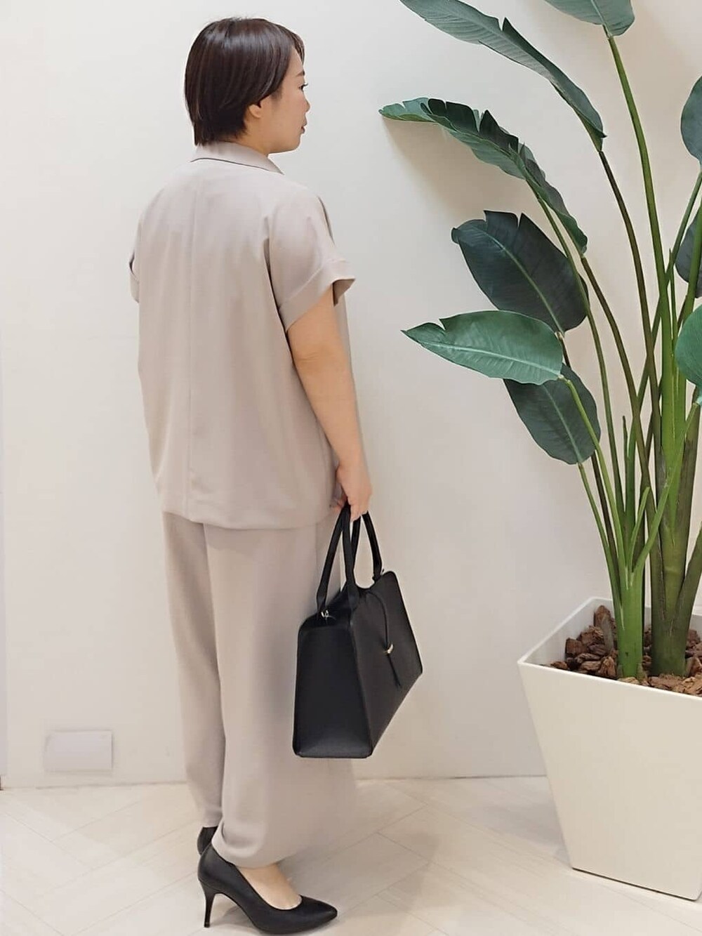 ベージュ系のテーラードジャケット、ブラック系のTシャツ/カットソー、ベージュ系のその他パンツを着用したレディースの夏コーディネートの4枚目の写真