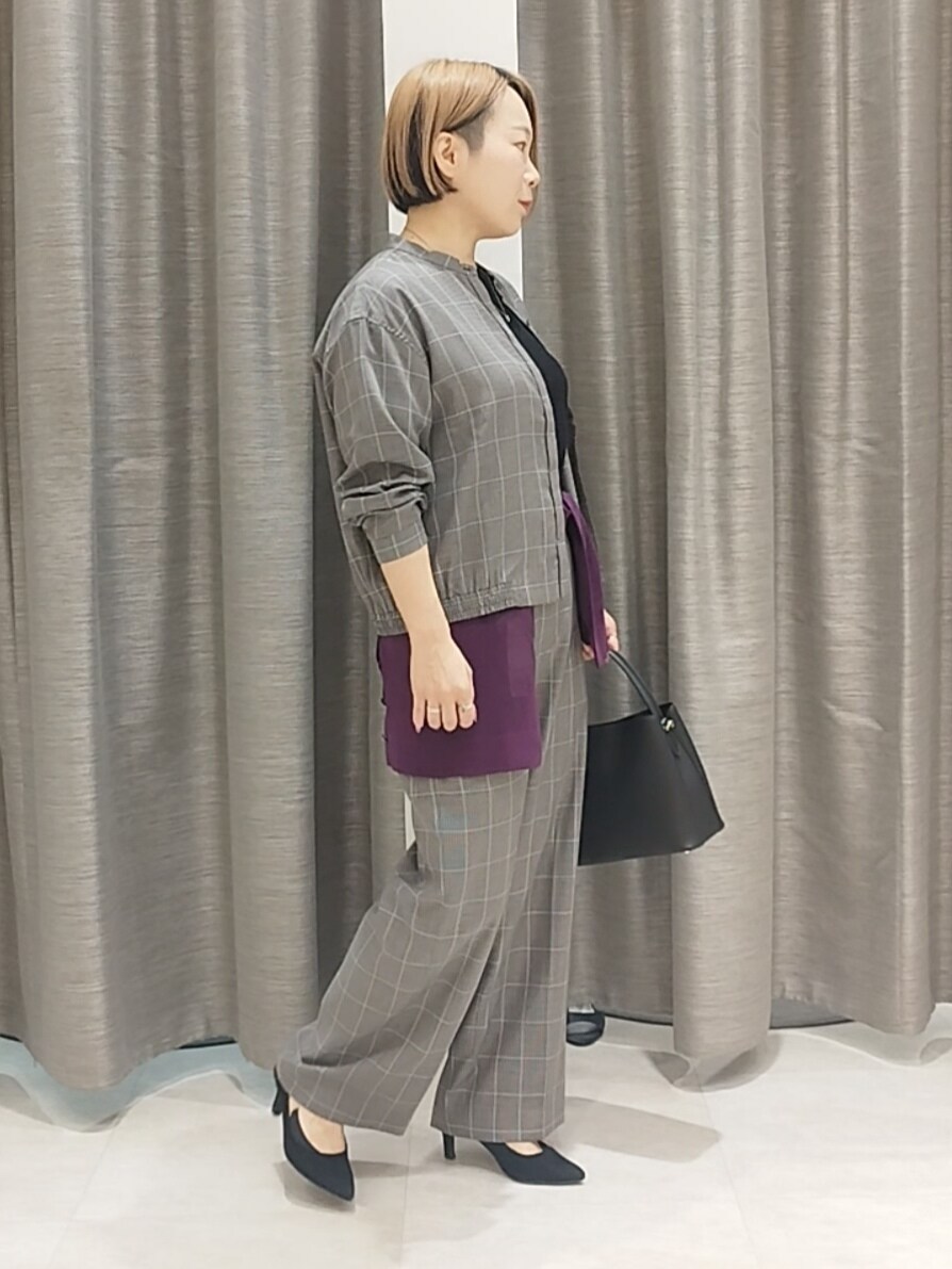 ブラック系のニット/セーター、ブラウン系のその他パンツ、パープル系のカーディガン/ボレロを着用したレディースの秋コーディネートの4枚目の写真