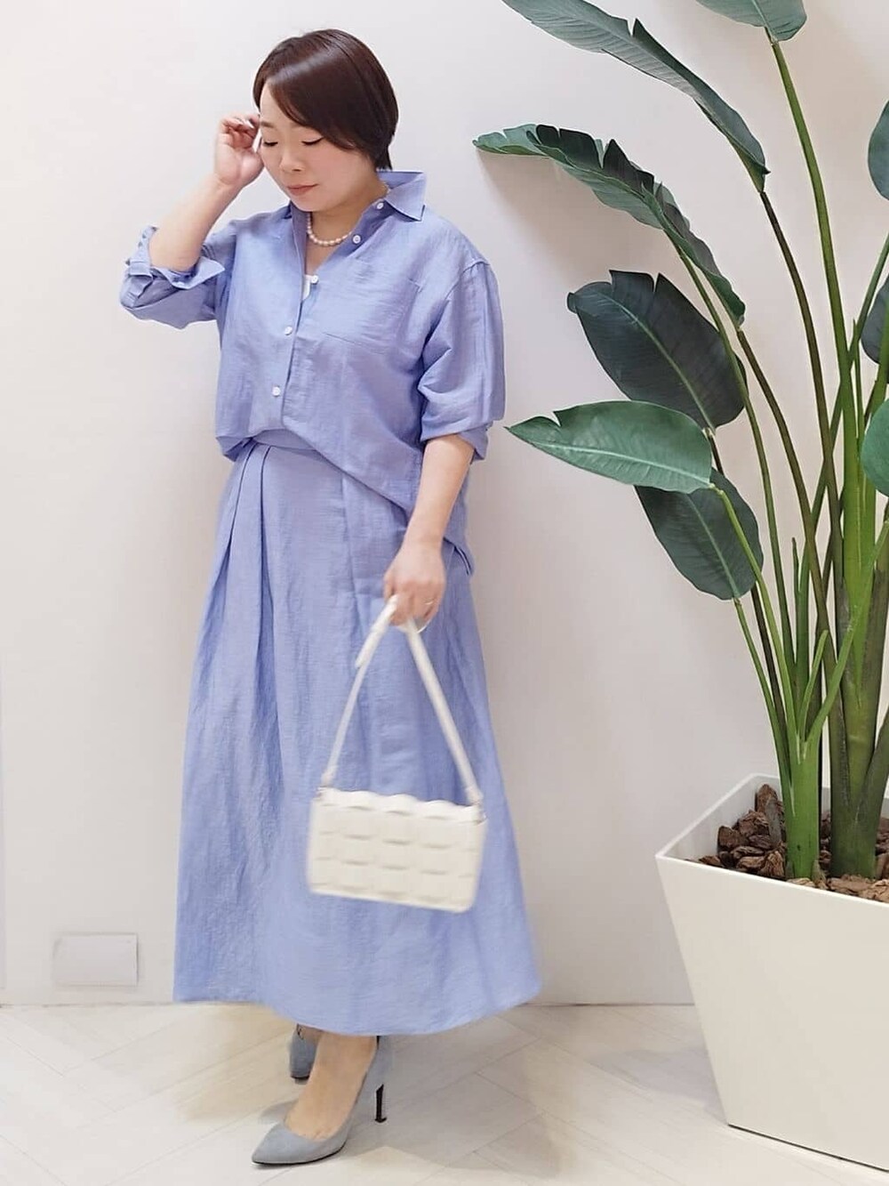 ブルー系のシャツ/ブラウス、ブルー系のスカート、ホワイト系のタンクトップを着用したレディースの夏コーディネートの3枚目の写真