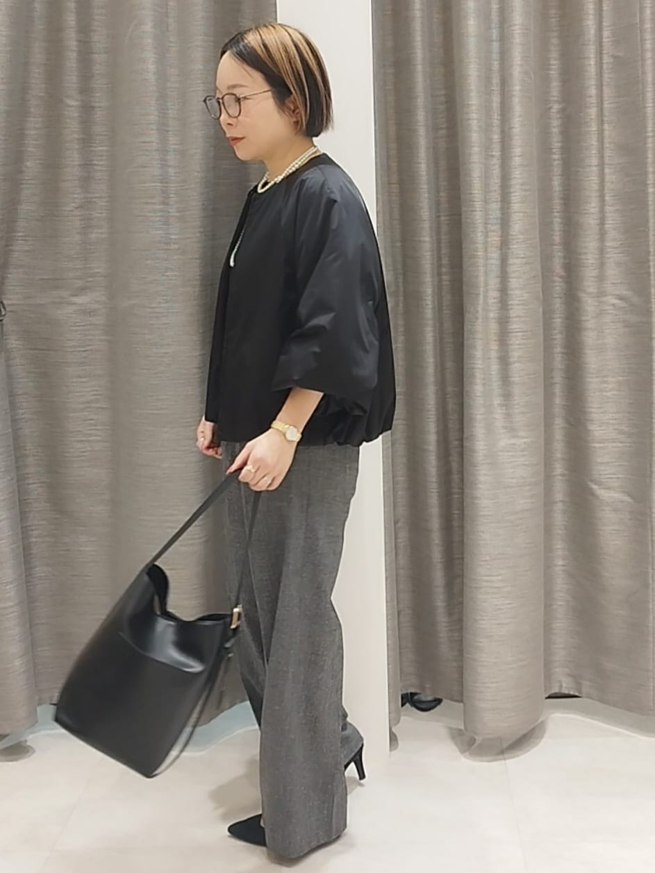 ホワイト系のTシャツ/カットソー、グレー系のその他パンツ、ブラック系のショルダーバッグを着用したレディースの秋コーディネートの3枚目の写真