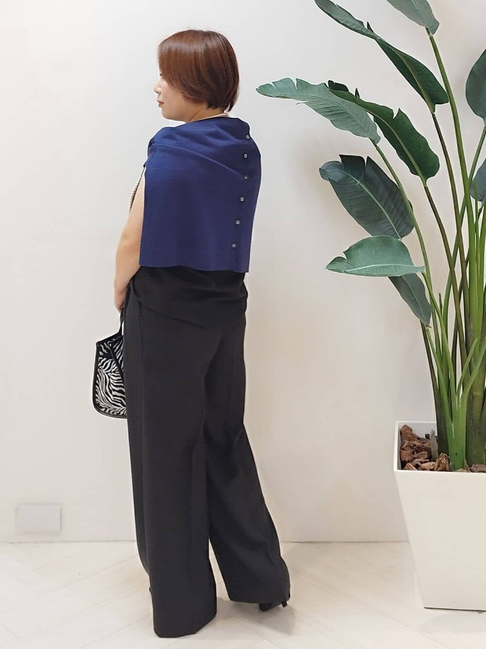 ブラック系のシャツ/ブラウス、グレー系のTシャツ/カットソー、ブラック系のその他パンツを着用したレディースの秋コーディネートの3枚目の写真