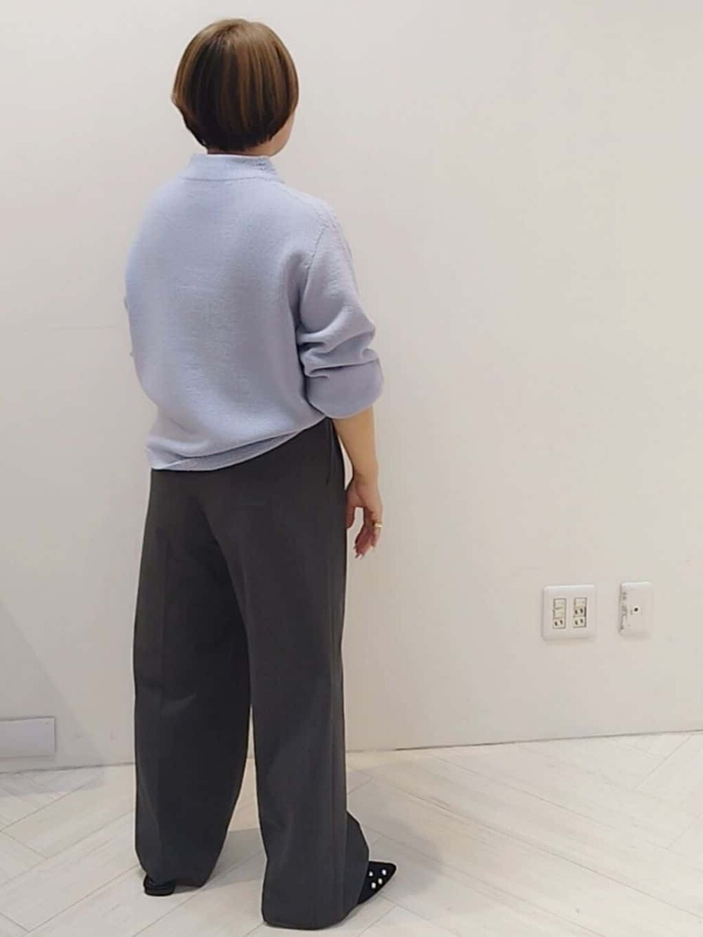パープル系のニット/セーター、グレー系のその他パンツ、ブラック系のトートバッグを着用したレディースの冬コーディネートの5枚目の写真