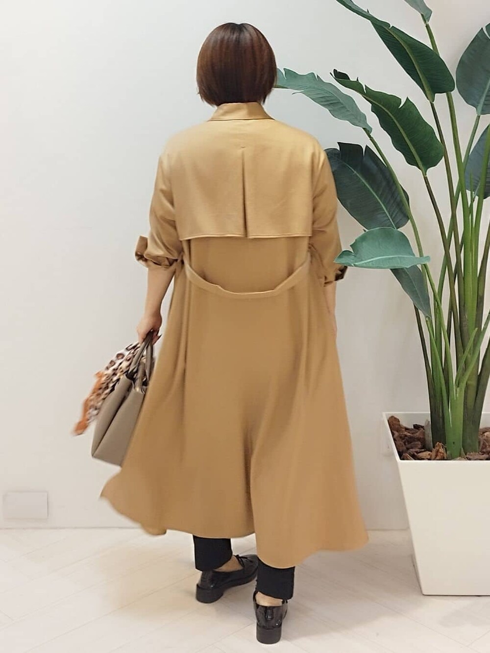 イエロー系のワンピース、ホワイト系のTシャツ/カットソー、ブラック系のその他パンツを着用したレディースの秋コーディネートの8枚目の写真
