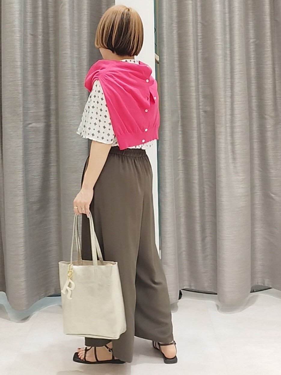 ブラウン系のその他パンツ、ゴールド系のトートバッグ、ピンク系のカーディガン/ボレロを着用したレディースの春コーディネートの7枚目の写真
