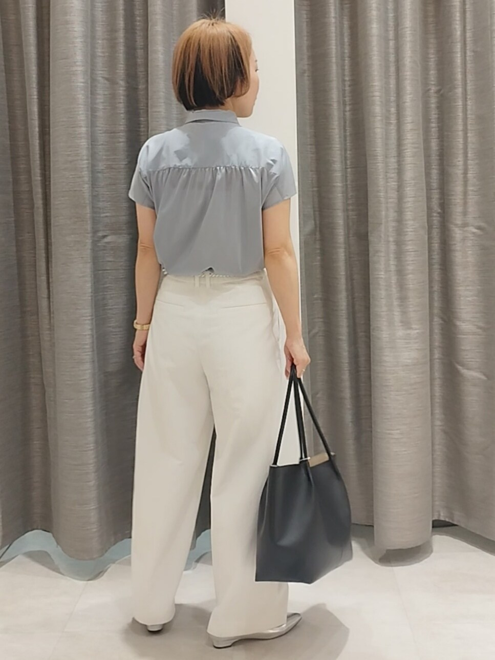シルバー系のその他シューズ、ホワイト系のその他パンツ、ブルー系のシャツ/ブラウスを着用したレディースの春コーディネートの10枚目の写真