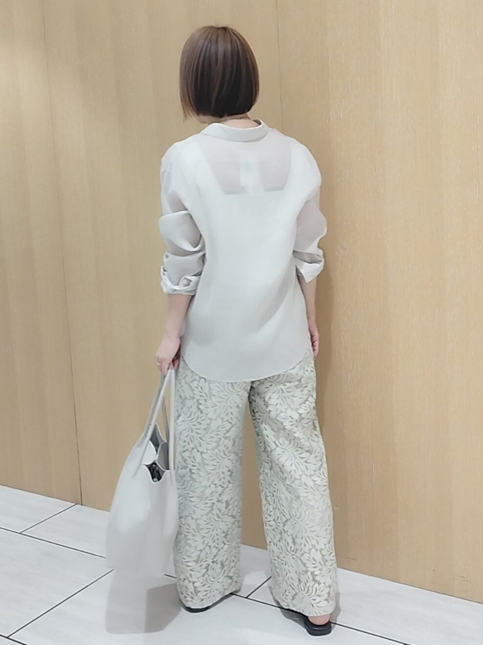 ベージュ系のシャツ/ブラウス、ホワイト系のタンクトップ、グリーン系のその他パンツを着用したレディースの夏コーディネートの8枚目の写真