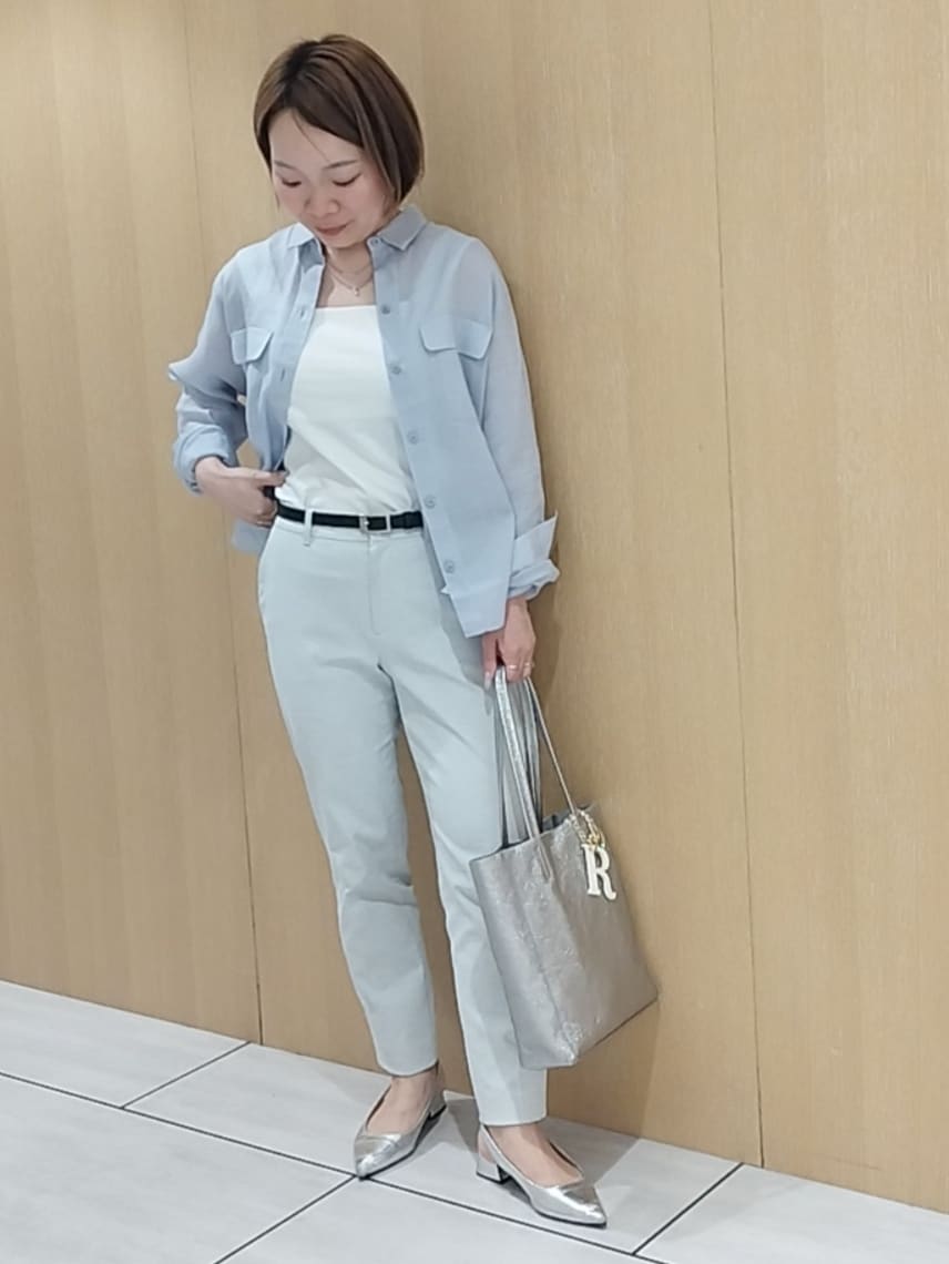 ホワイト系のタンクトップ、ピンク系のTシャツ/カットソー、グレー系のその他パンツを着用したレディースの春コーディネートの2枚目の写真
