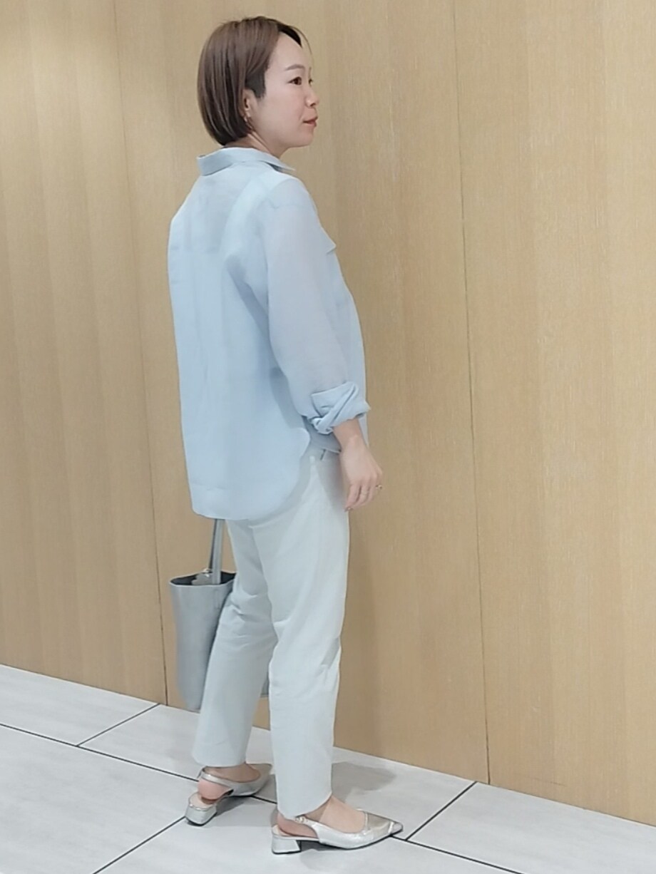 ホワイト系のタンクトップ、ピンク系のTシャツ/カットソー、グレー系のその他パンツを着用したレディースの春コーディネートの3枚目の写真