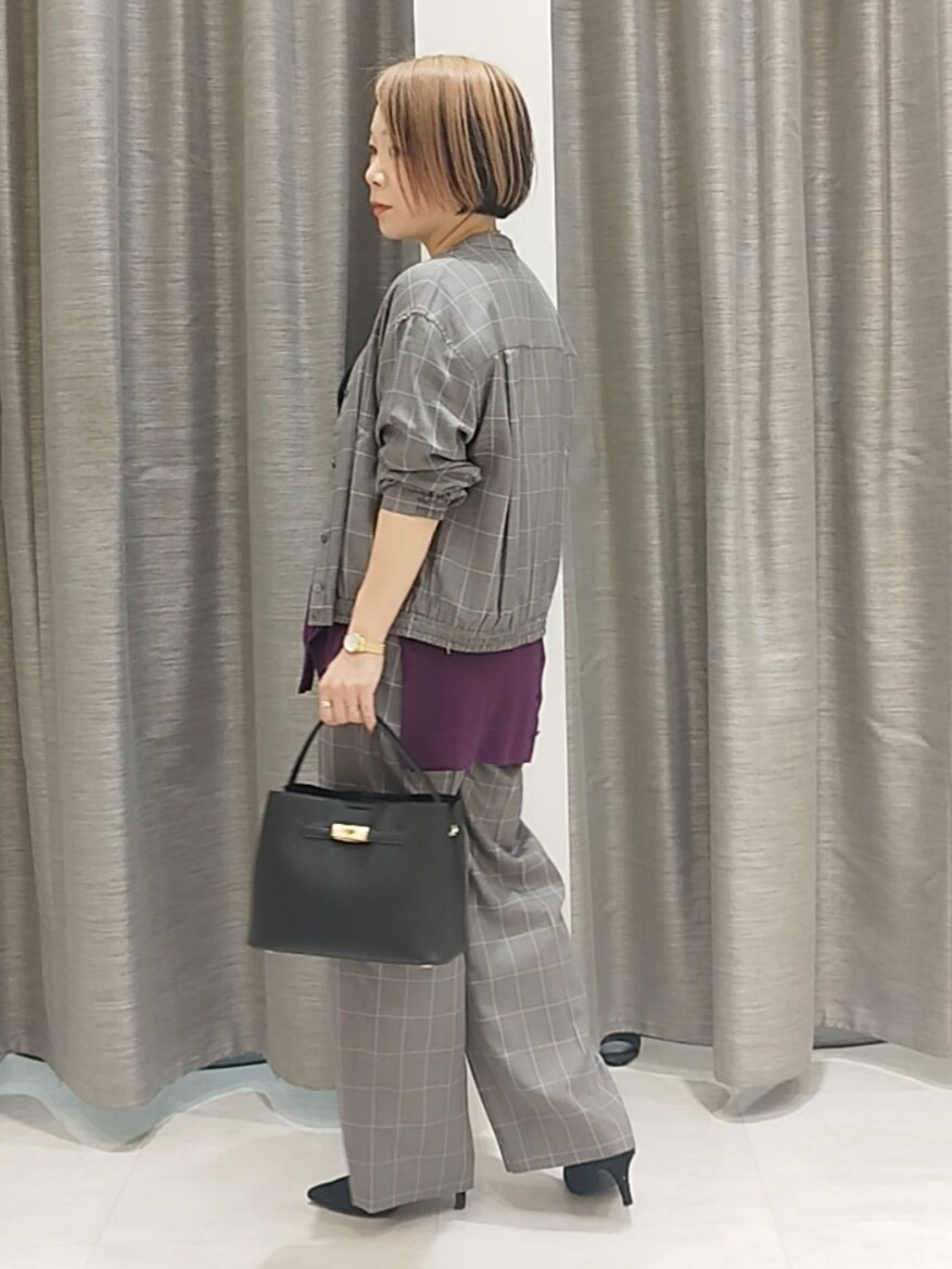 ブラック系のニット/セーター、ブラウン系のその他パンツ、パープル系のカーディガン/ボレロを着用したレディースの秋コーディネートの7枚目の写真