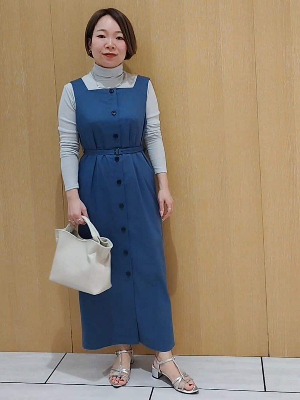 ブルー系のワンピース、グレー系のTシャツ/カットソーを着用したレディースの春コーディネートの3枚目の写真