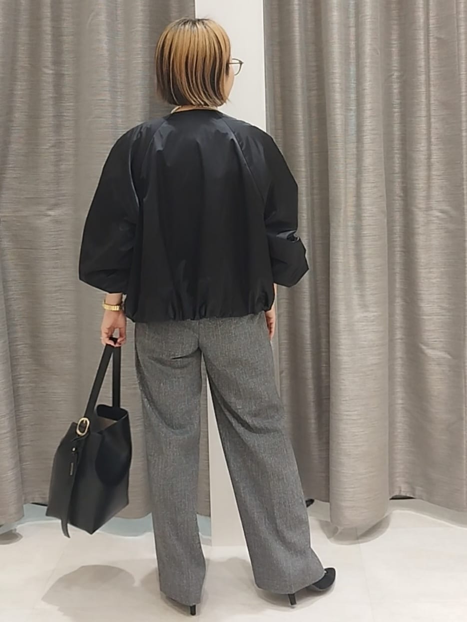 ホワイト系のTシャツ/カットソー、グレー系のその他パンツ、ブラック系のショルダーバッグを着用したレディースの秋コーディネートの6枚目の写真