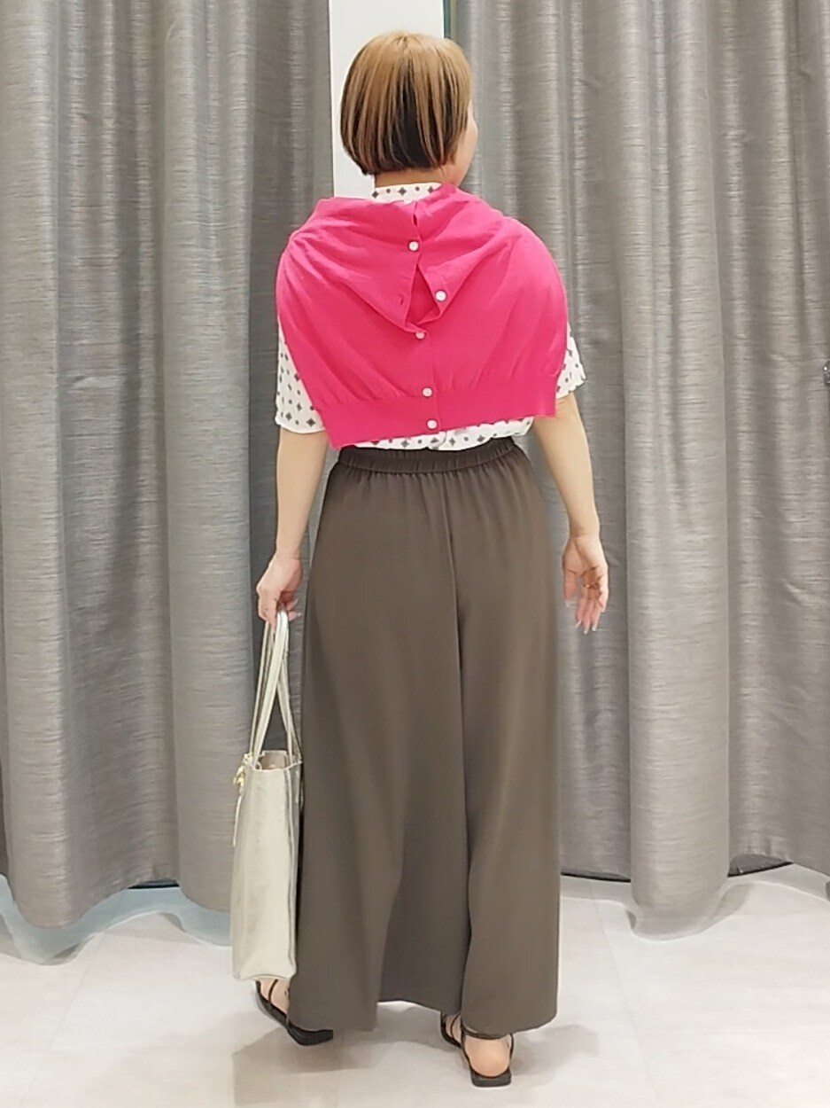 ブラウン系のその他パンツ、ゴールド系のトートバッグ、ピンク系のカーディガン/ボレロを着用したレディースの春コーディネートの8枚目の写真