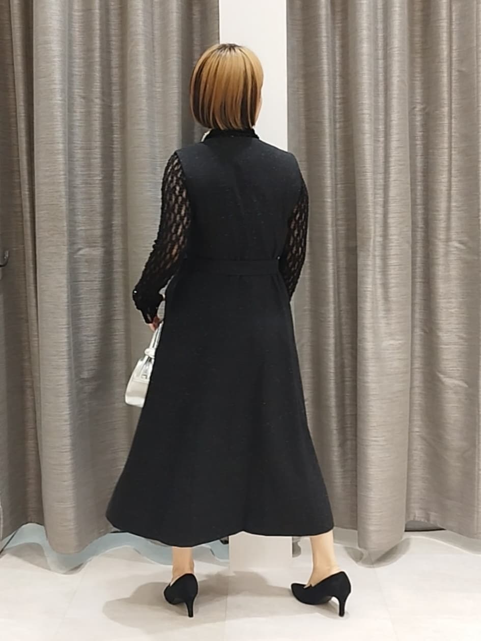 ブラック系のTシャツ/カットソー、シルバー系のショルダーバッグ、シルバー系のネックレスを着用したレディースの秋コーディネートの7枚目の写真