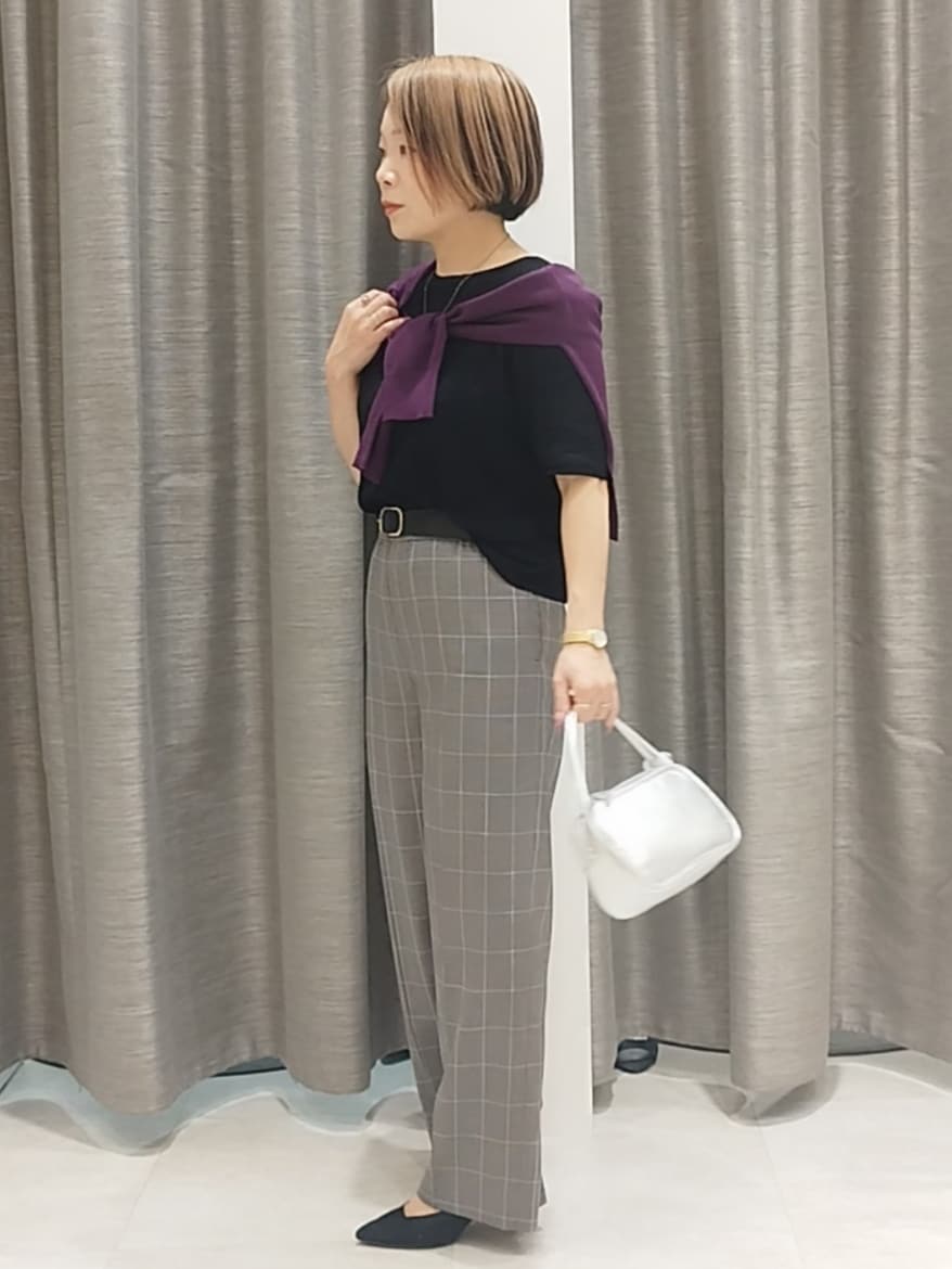 ブラック系のニット/セーター、パープル系のカーディガン/ボレロ、ブラウン系のその他パンツを着用したレディースの秋コーディネートの5枚目の写真