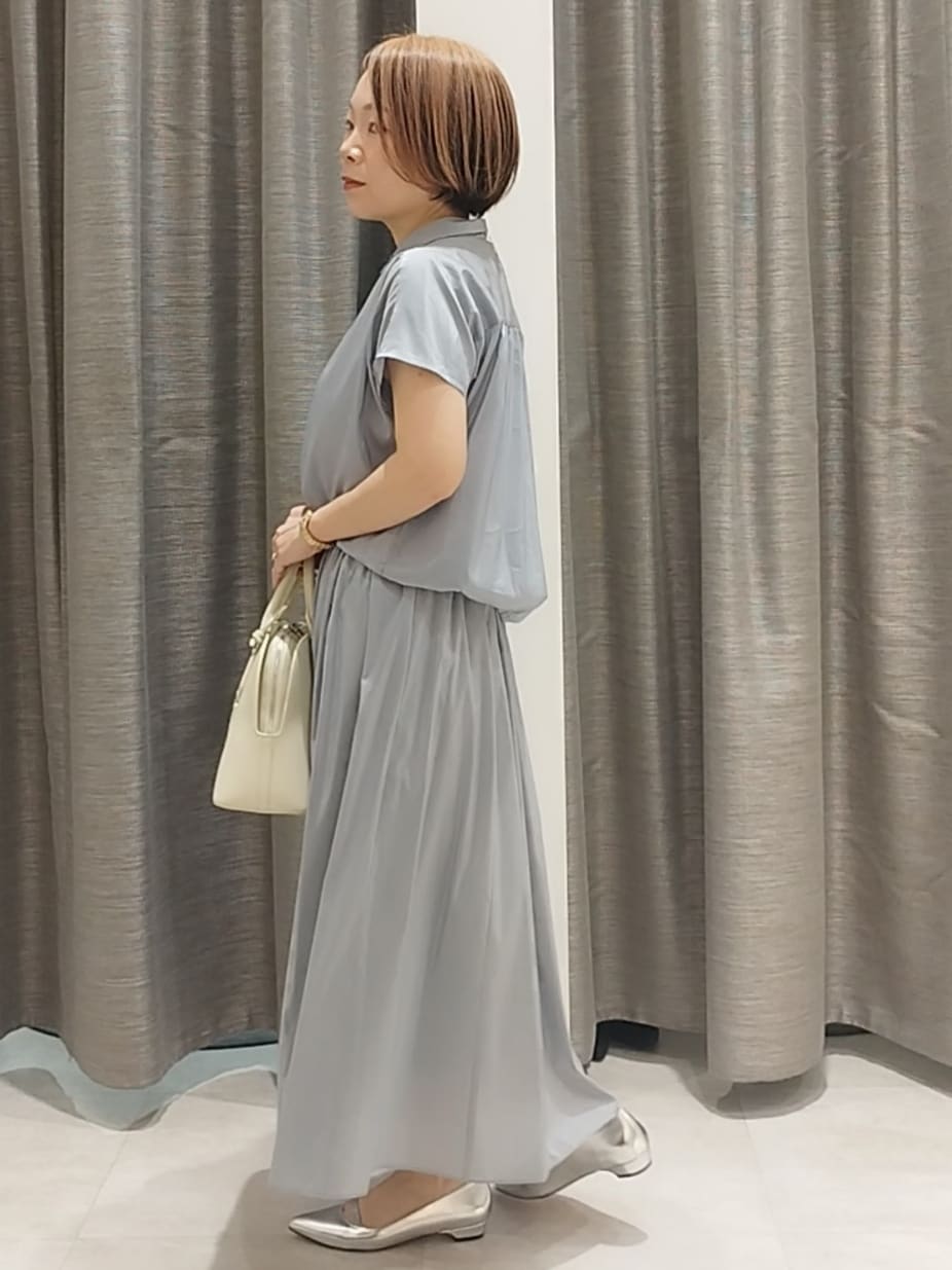 ブラック系のシャツ/ブラウス、ベージュ系のハンドバッグ、ベージュ系のトートバッグを着用したレディースの春コーディネートの3枚目の写真