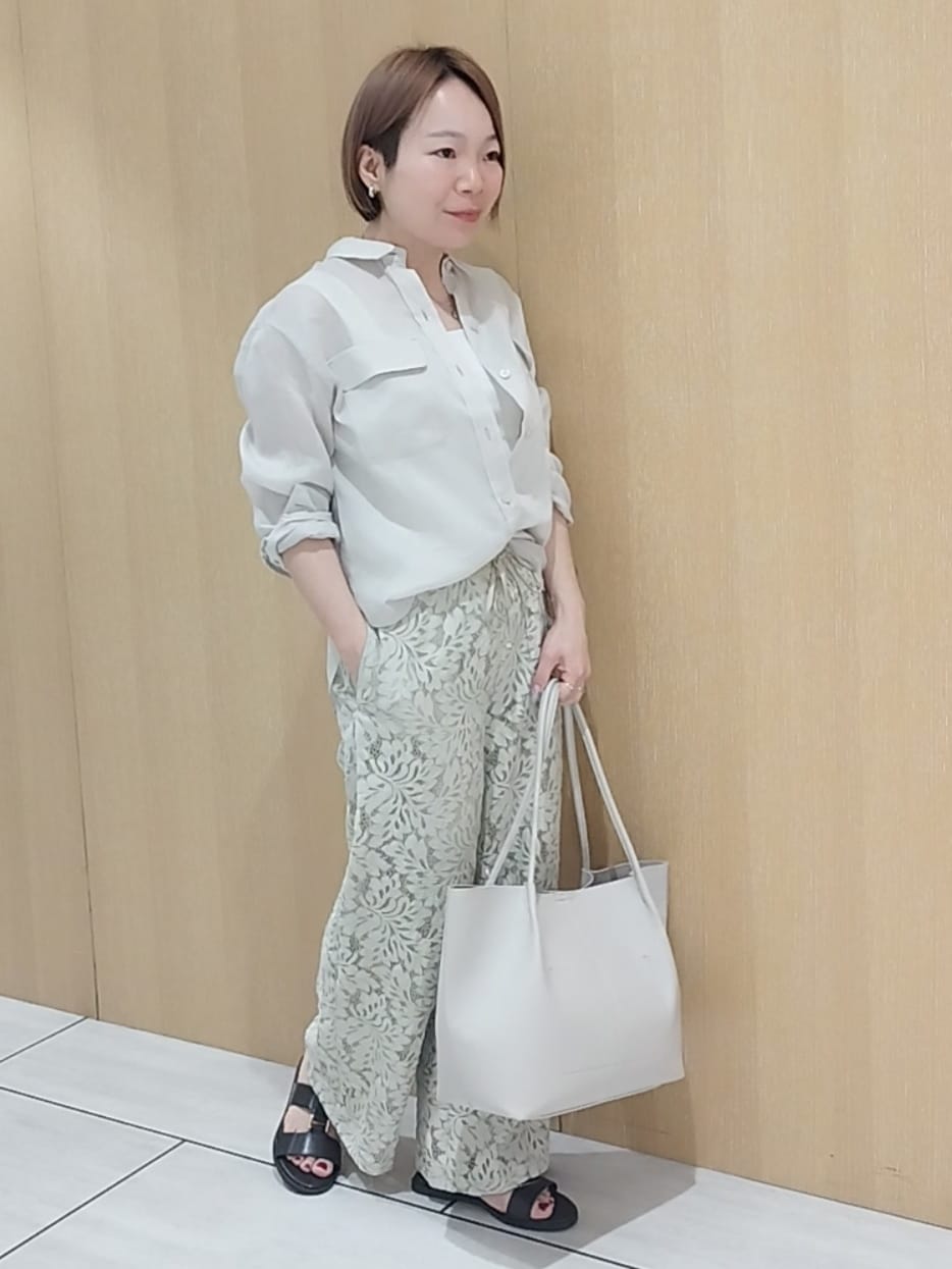 ベージュ系のシャツ/ブラウス、ホワイト系のタンクトップ、グリーン系のその他パンツを着用したレディースの夏コーディネートの2枚目の写真