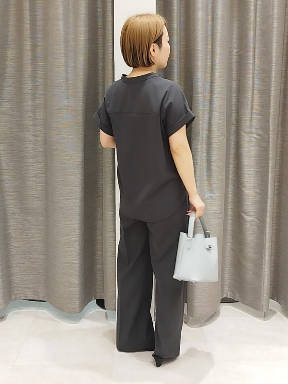 グレー系のシャツ/ブラウスを着用したレディースの夏コーディネートの8枚目の写真