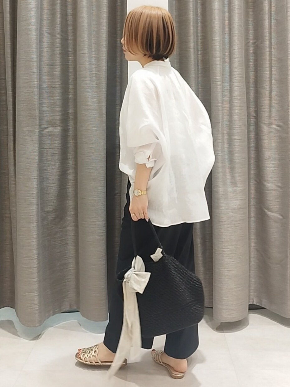 ブラック系のトートバッグ、ブラック系のその他パンツ、グレー系のバンダナ/スカーフを着用したレディースの春コーディネートの7枚目の写真