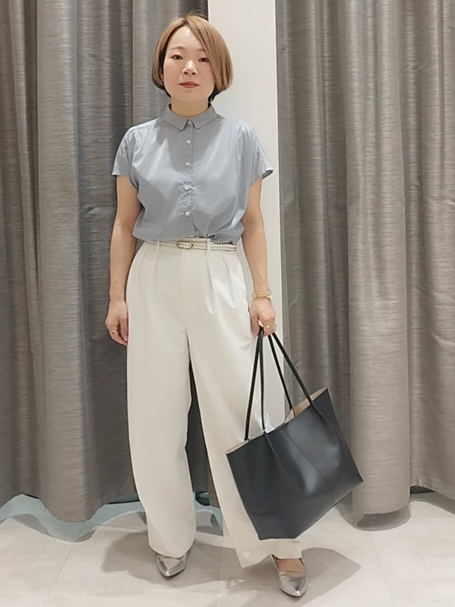 シルバー系のその他シューズ、ホワイト系のその他パンツ、ブルー系のシャツ/ブラウスを着用したレディースの春コーディネートの2枚目の写真